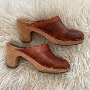 Wooden sole clogs